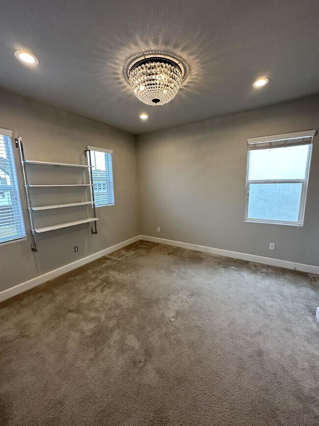 Building Photo - Gorgeous like new 4 bedroom 3 bath home located in Promontory