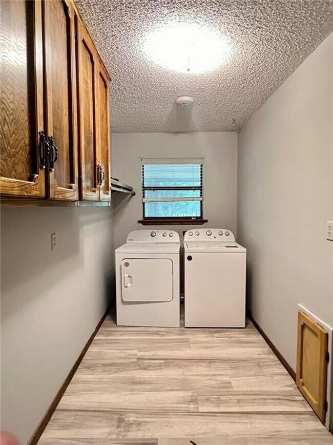 Building Photo - 3 bedroom 2 bath home for lease