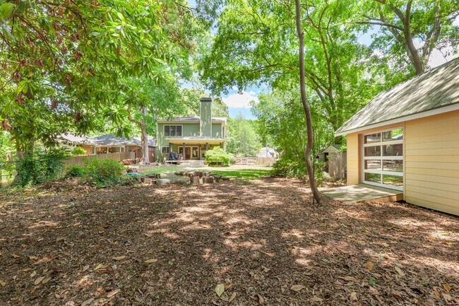 Building Photo - Beautiful 4/4 Plus Office, 4 Blocks From E...