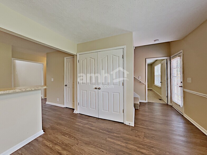 Building Photo - 2053 Leefield Dr