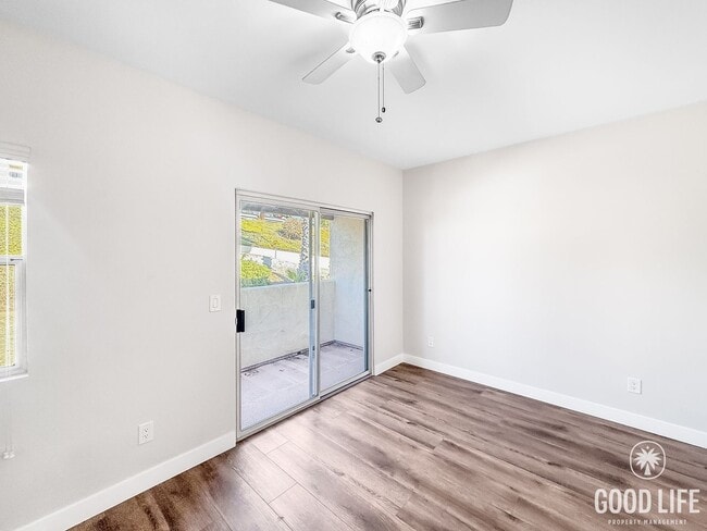 Building Photo - Stunning 2B/2.5BA Townhome in Mission Hill...