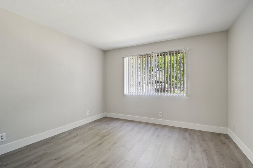 Building Photo - 421 N Kenneth Rd