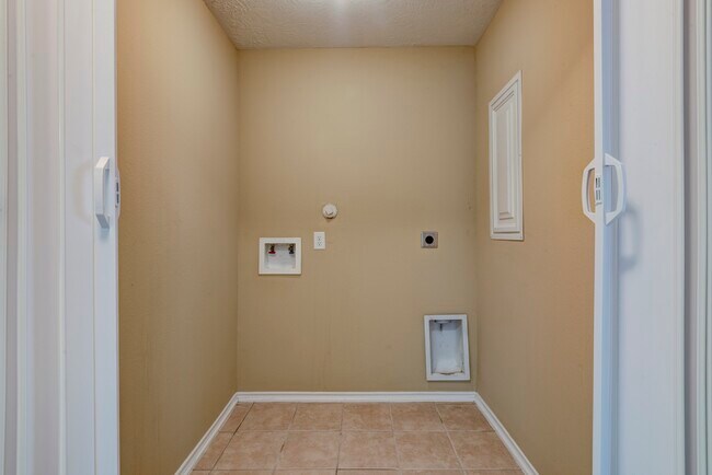 Building Photo - 1402 Sycamore Leaf Way