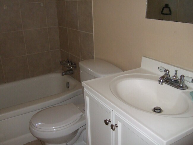 Building Photo - 626 Meadowview Dr