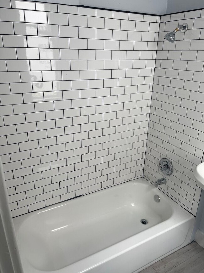 Building Photo - Newly Renovated Tri-Plex Near Forsyth