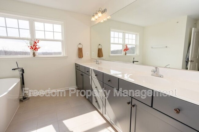 Building Photo - 2425 Morgans Point Dr