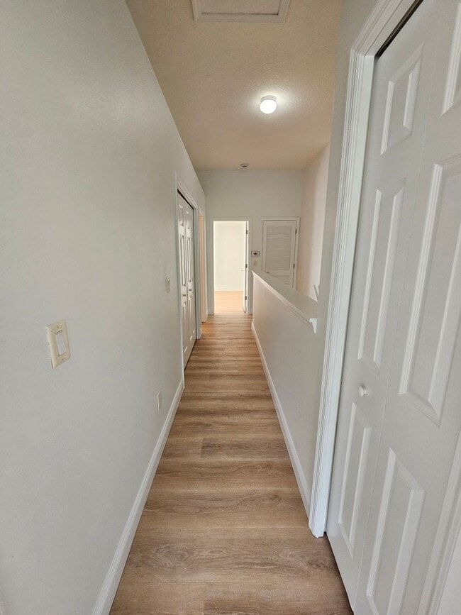 Building Photo - 2 Bedroom, 1.5 bath townhome in gated comm...