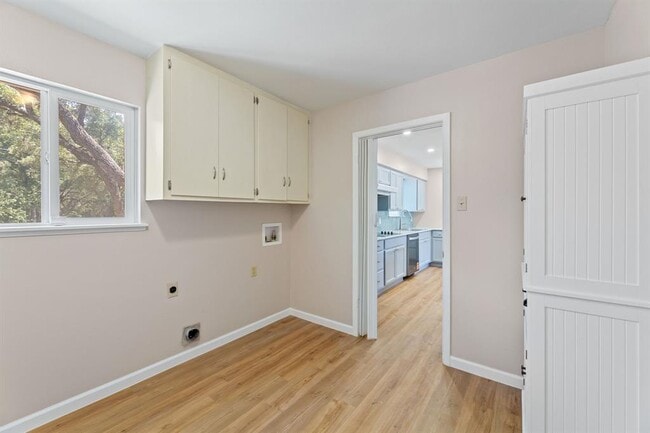 Building Photo - 6010 Oakclaire Dr