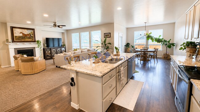 Building Photo - Spacious Family Home with 3-Car Garage & Fully Fenced Backyard in Nampa
