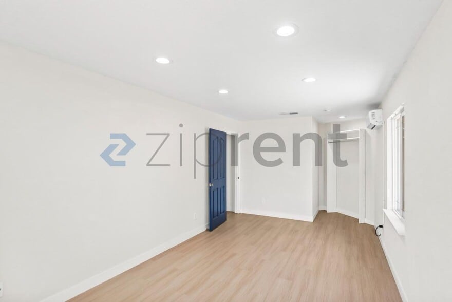 Building Photo - Unit A
