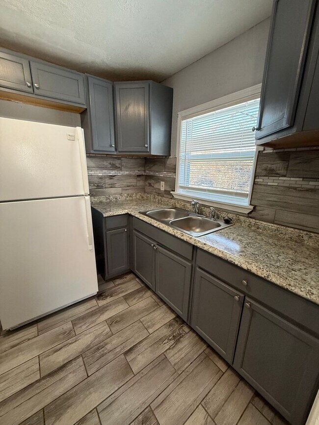 Building Photo - Beautiful 2 Bedroom 1 Bathroom in Kansas City!