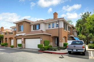 Building Photo - Modern Comfort in a Prime Location – 2BR Townhome with Garage & Community Amenities