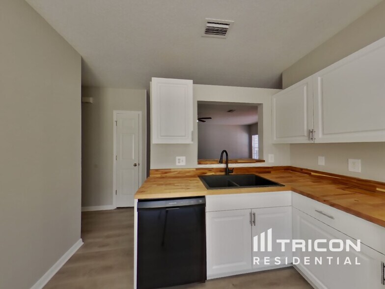 Building Photo - 5020 Anclote River St
