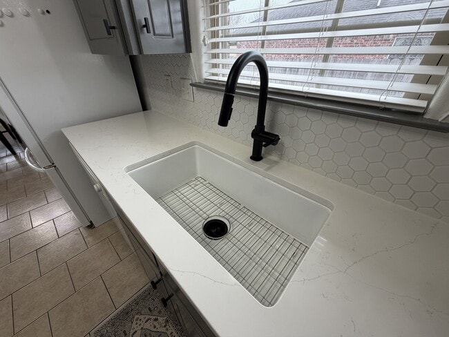 Building Photo - 2418 Canterbury Ln