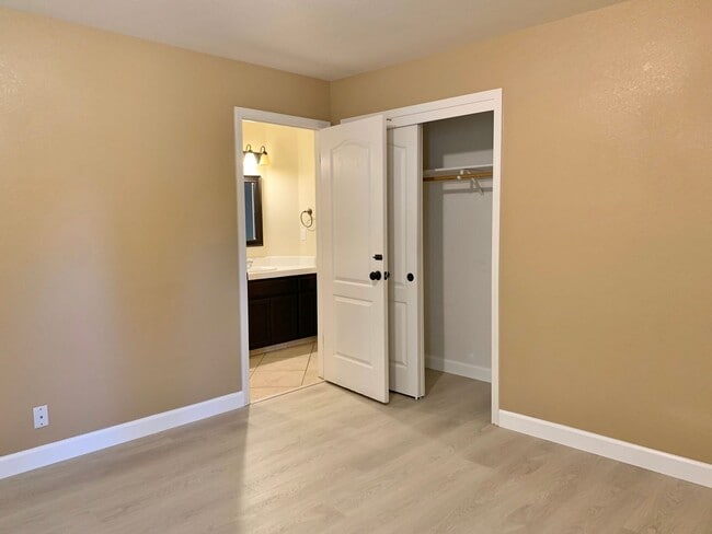 Building Photo - 4 Bedroom Home in Hollister