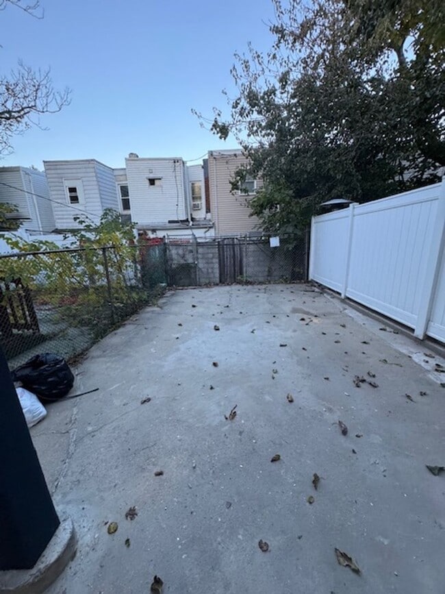 Building Photo - Looking for spacious house check this one ...