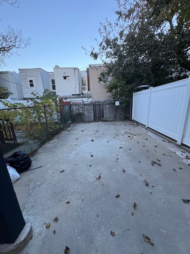 Building Photo - Looking for spacious house check this one out.