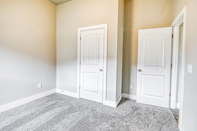 Building Photo - 1016 E Jackrabbit Ln