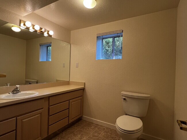 Building Photo - Bright and Spacious 5 Bedroom Home in San Anselmo