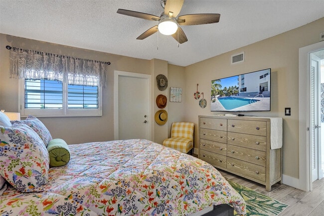 Building Photo - 3051 NE 48th St