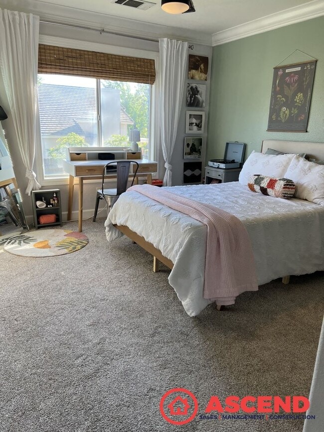 Building Photo - Darling Home in Olive Dr Area!