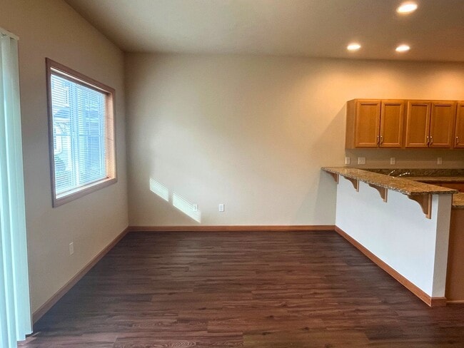 Building Photo - (MUS 1972) Spacious and Inviting 3-Bed, 2-Bath Townhome – A Perfect Place to Call Home!