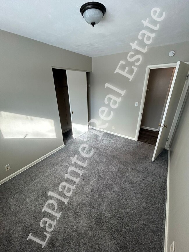 Building Photo - Three Bedroom Brick Ranch for Rent