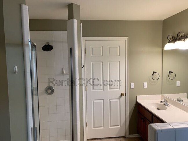 Building Photo - 3 Bed 2 Bath Edmond home with Office [STORM SHELTER]