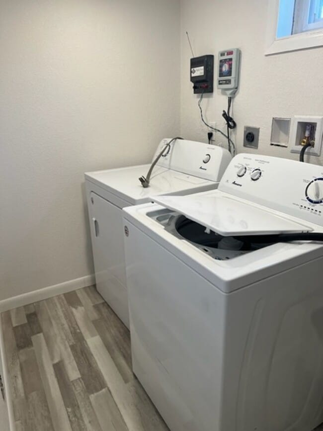 Building Photo - 4 BEDROOM HOME IN SKYWAY!!