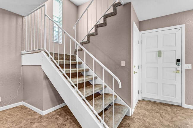 Building Photo - 3 Bedroom Townhome in the Vista de Vista Community