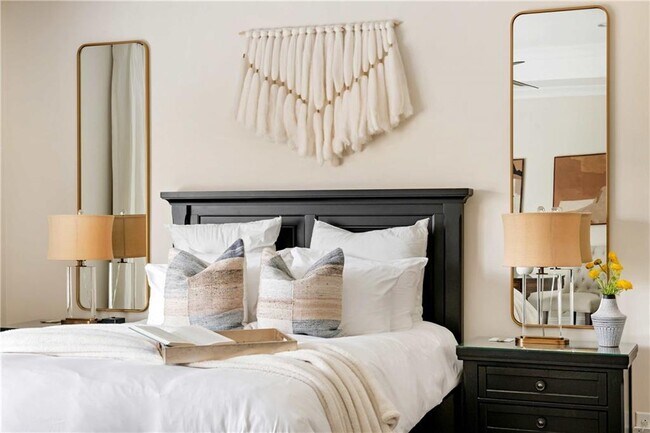 Building Photo - 582 St Charles Ave NE