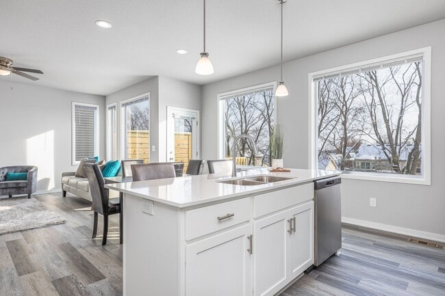 Building Photo - Modern Comfort in the Heart of Norwalk