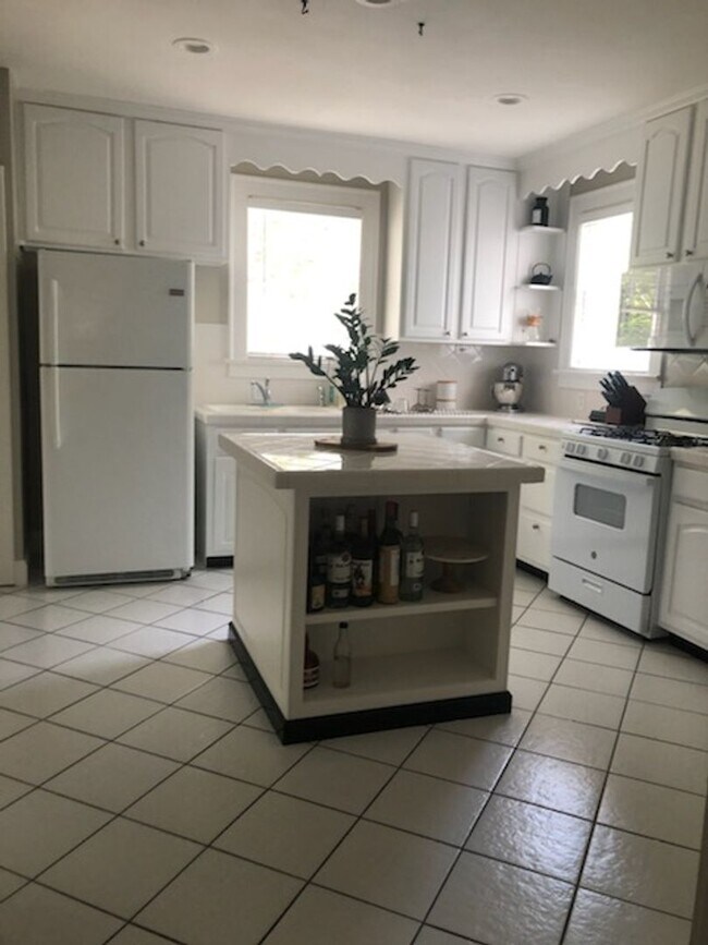 Building Photo - 3 Bed 3 Bath Home in the Heart of Midtown Savannah