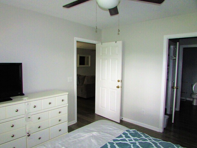 Building Photo - This is a 2 Bedroom, 2 Bathroom Completely...