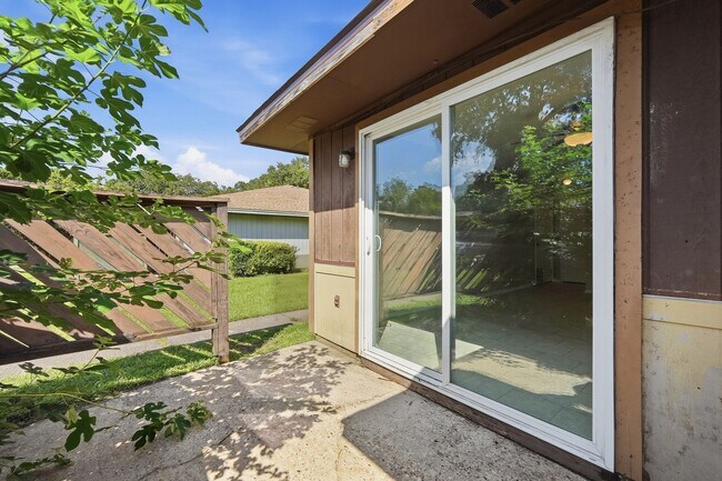 Building Photo - 8160 Stonebrook Dr