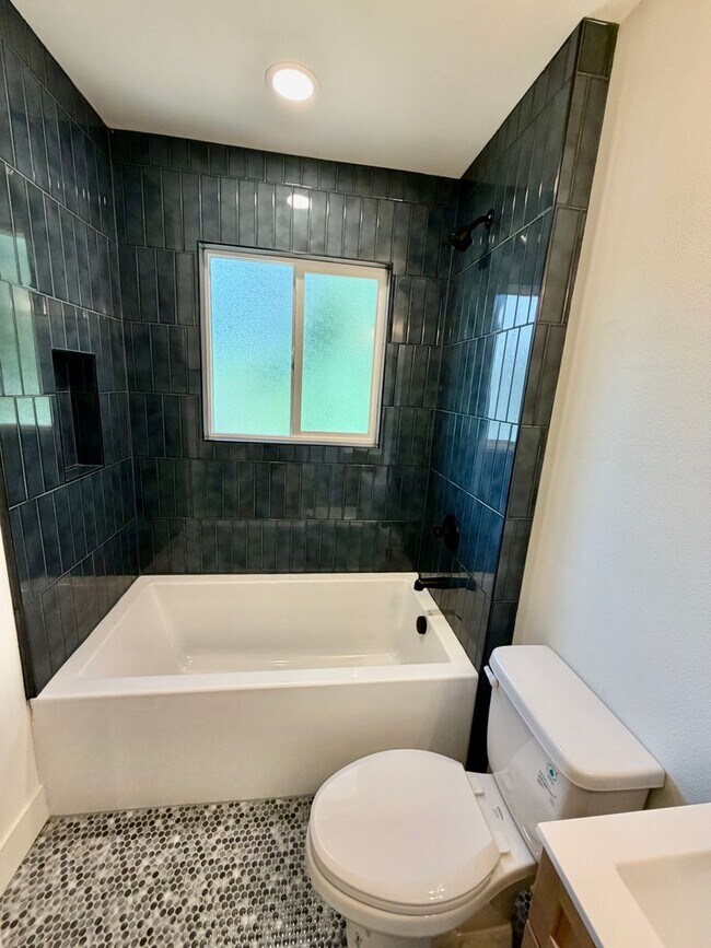 Building Photo - Freshly Remodeled 5bd/2.5bath Home w/ Daylight Basement in Heart of Multnomah Village