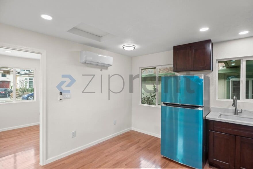 Building Photo - 4564 Angeles Ave