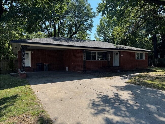 Primary Photo - 713 Maple Dr