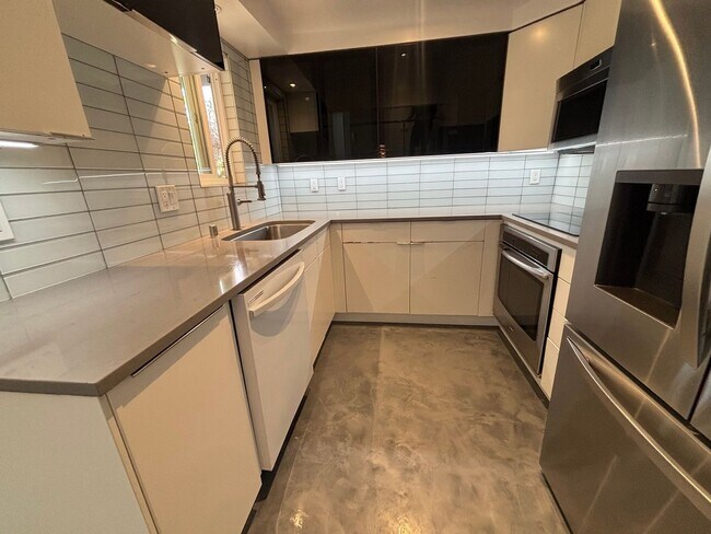 Building Photo - Clean 2 bedroom condo located near downtown Fullerton