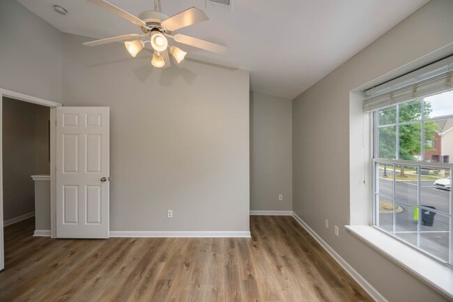 Building Photo - Lee Crossing Neighborhood, Easy access to ...