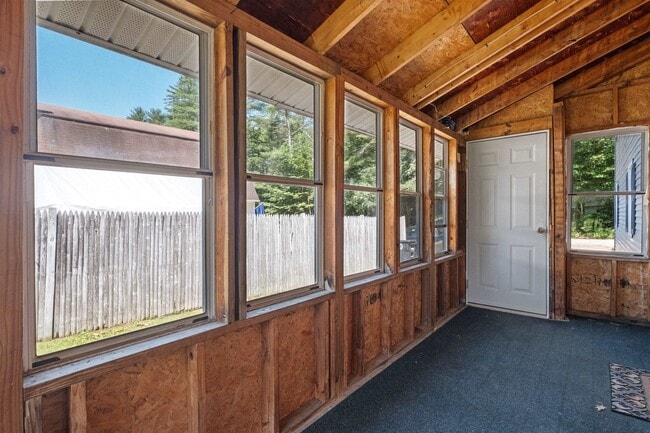 Building Photo - 36 Lark St