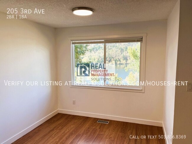 Building Photo - 205 3rd Ave