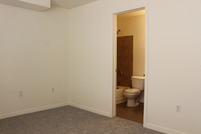 Building Photo - Beautiful 3 BR/3 1/2 BA Townhouse in Stonegate!!