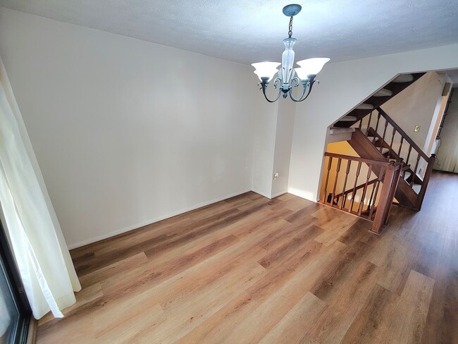 Building Photo - *Spacious & Conveniently Located 3BD/2.5BA Townhouse Available in Bethel Park*