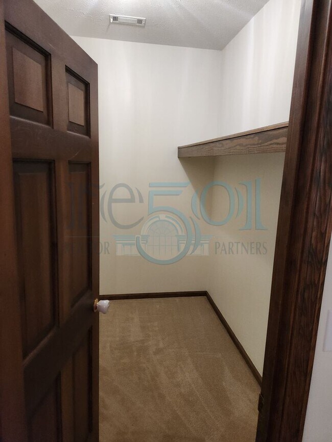 Building Photo - RARE exquisite home on acreage in the heart of West Little Rock!