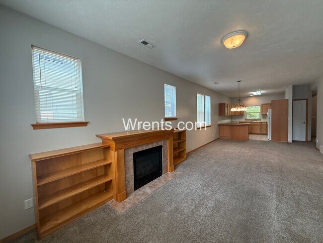 Building Photo - COMING SOON! South Hill Duplex with Garage & Utilities Included!