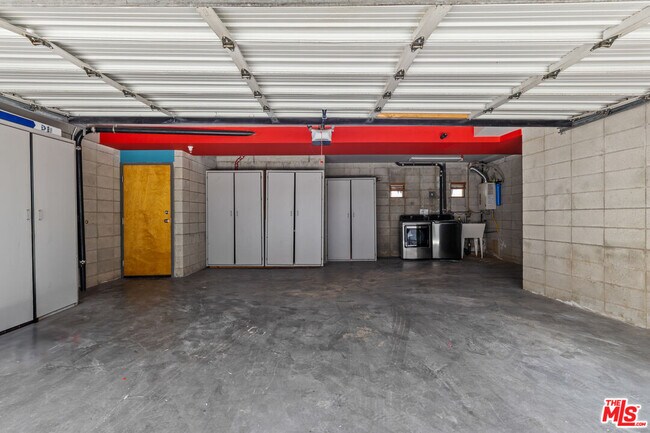 Building Photo - 343 Rennie Ave
