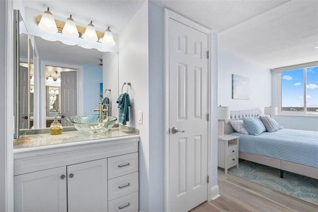 Building Photo - 6287 Bahia Del Mar Cir N