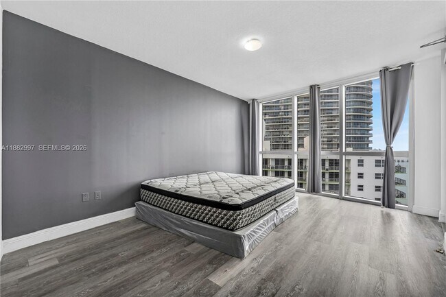 Building Photo - 1750 N Bayshore Dr