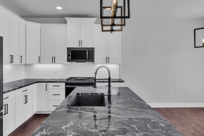 Building Photo - 681-628 28 Rd